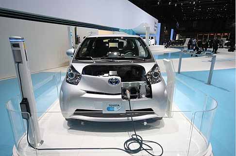 Toyota - Consepr car EV Toyota e colonnina di ricarica